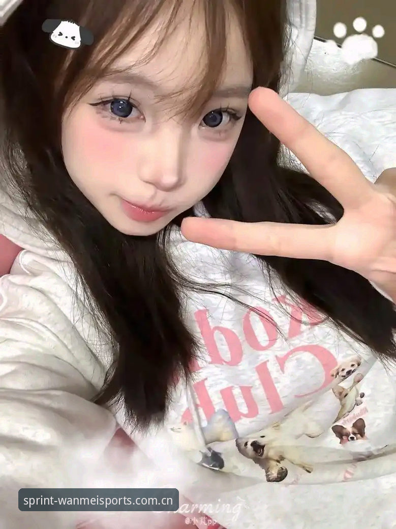 半夜十二点，朋友在群里疯狂@我：“别睡了，T1那把翻盘绝了！你看了没？”我瞥了一眼手机，翻个身回他：“看了，第五局Faker偷家那波，数据面板上实时跳的。”他沉默三秒，回了一句：“你那个完美体育app怎么每次都能比解说快半拍？我这边直播还卡着，你那边比分已经更新了。”这不是我第一次被问到这类问题了——自从装了最新完美体育电竞比分网2026的导航入口，我基本告别了“等比分刷新”这件事。但有意思的是，很多人跟我当初一样，下完安装包发现入口藏得深、数据加载慢、版本搞混，一顿操作下来反而比直接看网页还折腾。所以这篇我干脆把自己踩过的坑和摸索出的门道，全列成一份清单式的点评，每个要点配一句话解读，末尾再给个整体判断，帮你省下自己试错的那几个小时。